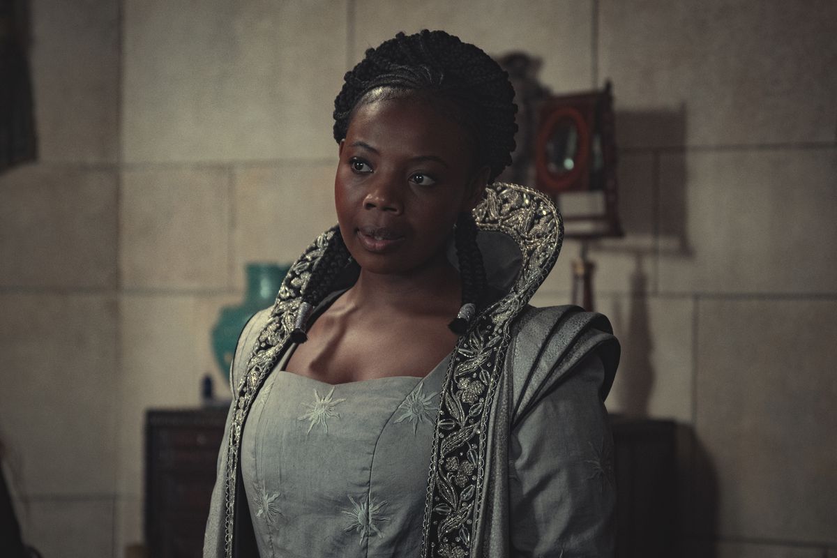 Fringilla (Mimi Ndiweni) parle à quelqu'un hors écran dans une image de la saison 2 de The Witcher