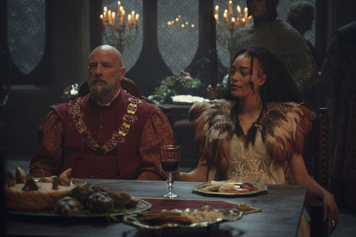 Dijkstra (Graham McTavish) et Philippa (Cassie Clare) lors d'un banquet dans The Witcher saison 3