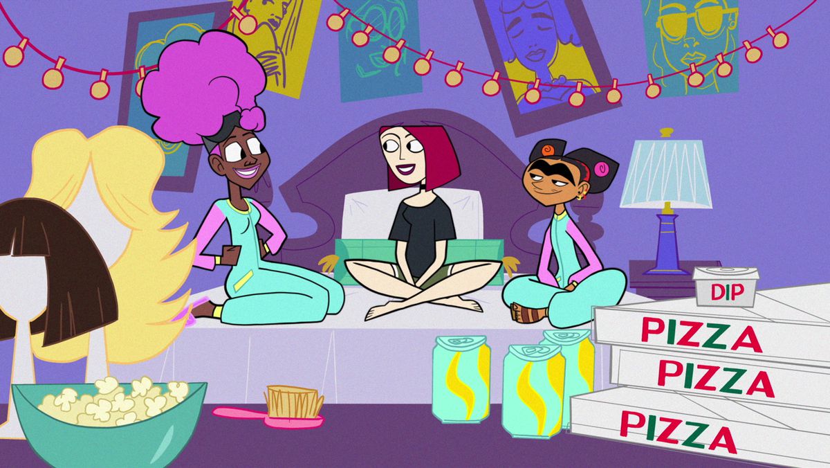 Harriet, Joan et Frida sont assises sur un lit sillonné de boîtes de pop-corn, de soda et de pizza au premier plan