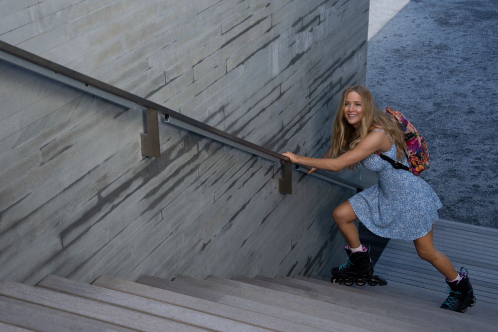 Jennifer Lawrence tente de monter un escalier en rollers tout en agrippant la rampe dans le film No Hard Feelings.
