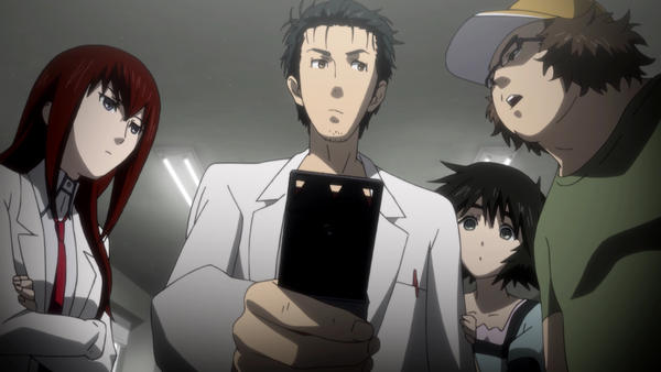 Le casting de Steins; Gate vu d'en bas, centré autour de Rintaro Okabe tenant un téléphone