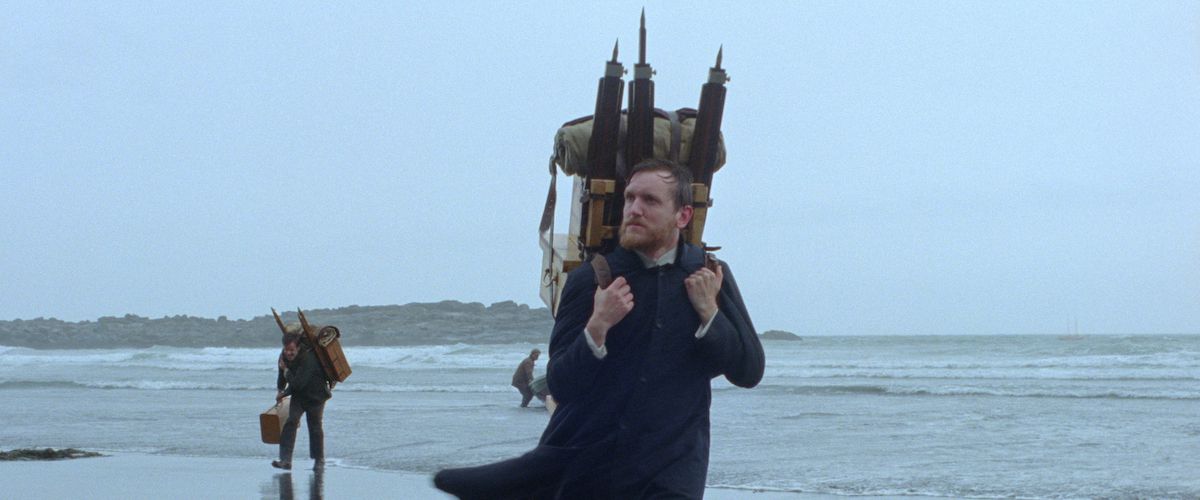 Elliott Crosset Hove dans le rôle du prêtre danois Lucas débarquant sur les côtes islandaises à Godland.