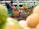 Une personne fait ses courses dans un magasin.  Les principaux épiciers du Canada ont fait valoir qu'ils ne profitent pas de l'inflation alimentaire.