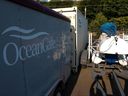 Une remorque portant le logo OceanGate est photographiée près d'une remorque et d'autres équipements au siège social d'OceanGate Expedition dans le port d'Everett Boat Yard à Everett, Washington, le 22 juin 2023. 