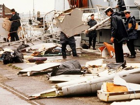 En 1985, des membres de la marine irlandaise ramènent à terre des débris du Boeing 747 d'Air India, qui a été soufflé au-dessus de l'océan Atlantique par une bombe en provenance de Vancouver.