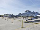 Un A-10, un F-16, un Saab JAS39 et un avion de chasse Tornado sont présentés à la base aérienne de Jagel avant les exercices militaires Air Defender 2023 de l'OTAN à Jagel, en Allemagne, le 9 juin 2023. Avec 250 avions participants de 25 nations et 10 000 militaires (excluant le Canada), il s'agit du plus grand exercice aérien de l'alliance militaire de l'OTAN.