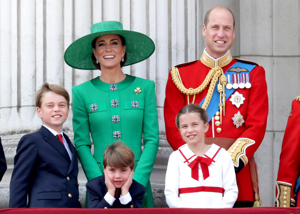 LONDRES, ANGLETERRE - 17 JUIN : le prince William, prince de Galles, le prince Louis de Galles, Catherine, princesse de Galles, la princesse Charlotte de Galles et le prince George de Galles sur le balcon du palais de Buckingham lors de Trooping the Colour le 17 juin 2023 à Londres , Angleterre.  Trooping the Colour est un défilé traditionnel organisé pour marquer l'anniversaire officiel du souverain britannique.  Ce sera le premier Trooping the Colour organisé pour le roi Charles III depuis qu'il est monté sur le trône.  (Photo de Chris Jackson/Getty Images)