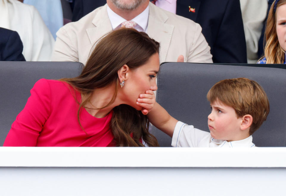 LONDRES, ROYAUME-UNI - 05 JUIN : (SOUS EMBARGO POUR LA PUBLICATION DANS LES JOURNAUX BRITANNIQUES JUSQU'À 24 HEURES APRÈS LA DATE ET L'HEURE DE CRÉATION) Le prince Louis de Cambridge couvre la bouche de sa mère Catherine, duchesse de Cambridge avec sa main alors qu'ils assistent au concours de platine sur The Mall le 5 juin 2022 à Londres, en Angleterre.  Le jubilé de platine d'Elizabeth II est célébré du 2 au 5 juin 2022 au Royaume-Uni et dans le Commonwealth pour marquer le 70e anniversaire de l'accession de la reine Elizabeth II le 6 février 1952. (Photo de Max Mumby/Indigo/Getty Images )