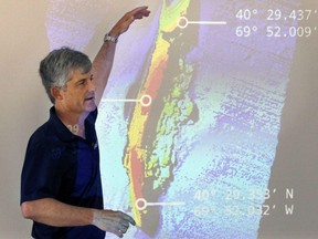 Le PDG et co-fondateur d'OceanGate, Stockton Rush, s'exprime devant une image projetée de l'épave du paquebot SS Andrea Doria lors d'une présentation à Boston, le 13 juin 2016.