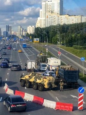 Des policiers, des agents de la circulation et des militaires russes bloquent une partie d'une autoroute entrant à Moscou le 24 juin 2023