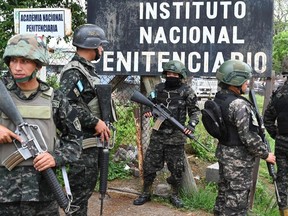 Des soldats honduriens gardent les installations du Centre des femmes