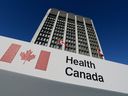 Un panneau est affiché devant le siège social de Santé Canada à Ottawa. 