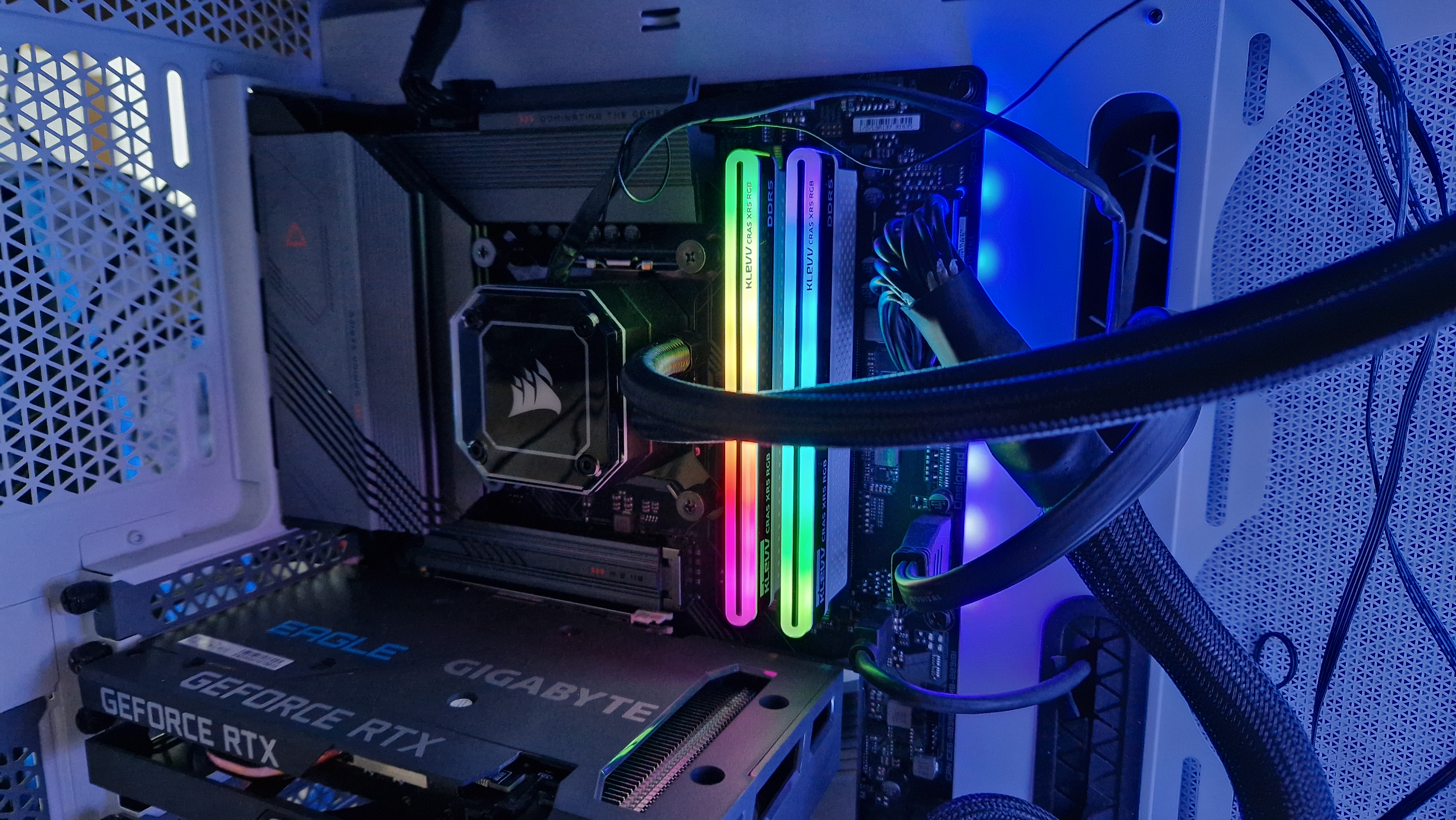 Klevv Cras XR5 RGB DDR5 RAM dans un PC de jeu avec des lumières RVB lumineuses