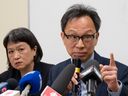 Le sénateur Yuen Pau Woo dénonce les allégations de la GRC d'ingérence du gouvernement chinois au Canada lors d'une conférence de presse le 5 mai 2023.