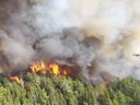 Le feu de forêt de Sudbury 17 brûle à l'est du parc provincial Mississagi près d'Elliot Lake, en Ontario, sur une photo du 4 juin 2023. 