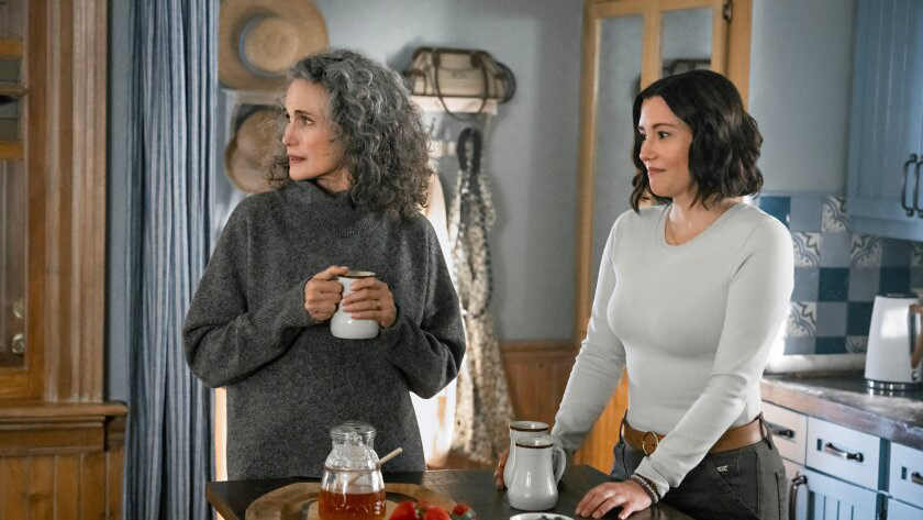 (L, R) Andie MacDowell comme Del et Chyler Leigh comme Kat dans The Way Home