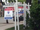 Panneaux immobiliers devant un condo à Winnipeg.