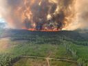 Le feu de forêt de Bald Mountain brûle en Alberta le mois dernier.
