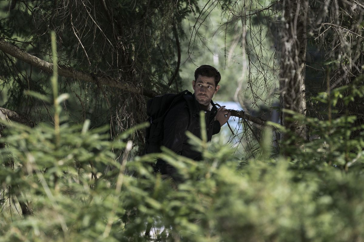 Jack Ryan (John Krasinski) caché dans un arbre