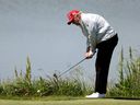 L'ancien président américain Donald Trump s'est rendu au 11e green lors du pro-am avant le LIV Golf Invitational - DC au Trump National Golf Club à Sterling, en Virginie, le 25 mai 2023.