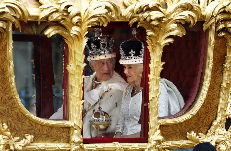 le roi charles et la reine camilla voyageant dans l'entraîneur de l'état d'or