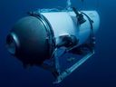 Cette image non datée fournie par OceanGate Expeditions en juin 2021 montre le submersible Titan de la société.  Les épaves du Titanic et du Titan reposent au fond de l'océan, séparées par 1 600 pieds (490 mètres) et 111 ans d'histoire.  La façon dont ils se sont réunis s'est déroulée au cours d'une semaine intense qui a suscité des espoirs temporaires et laissé des questions persistantes.  (Expéditions OceanGate via AP, fichier)