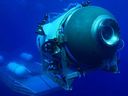 Cette image non datée, gracieuseté d'OceanGate Expeditions, montre le lancement de leur submersible Titan à partir d'une plate-forme.  Les équipes de secours ont élargi leurs recherches sous l'eau le 20 juin 2023, alors qu'elles couraient contre la montre pour trouver un submersible touristique de plongée en profondeur Titan qui avait disparu près de l'épave du Titanic avec cinq personnes à bord et un manque d'oxygène.  Toute communication a été perdue avec l'engin Titan de 21 pieds (6,5 mètres) lors d'une descente le 18 juin vers le Titanic, qui se trouve à une profondeur de pression écrasante à plus de deux milles (près de quatre kilomètres) sous la surface de l'Atlantique Nord.  