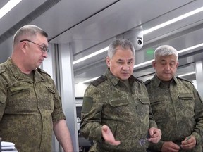 Cette capture d'écran réalisée à partir d'une séquence vidéo non datée publiée par le ministère russe de la Défense le 26 juin 2023 montre le ministre russe de la Défense Sergueï Choïgou (au centre)