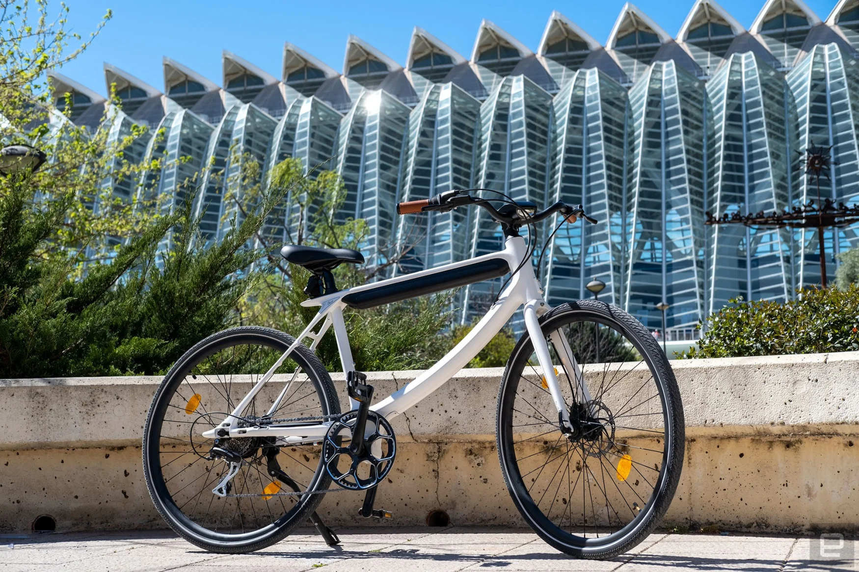 Le vélo électrique Chord d'Urtopia photographié devant les Arts et les Sciences de Valence.