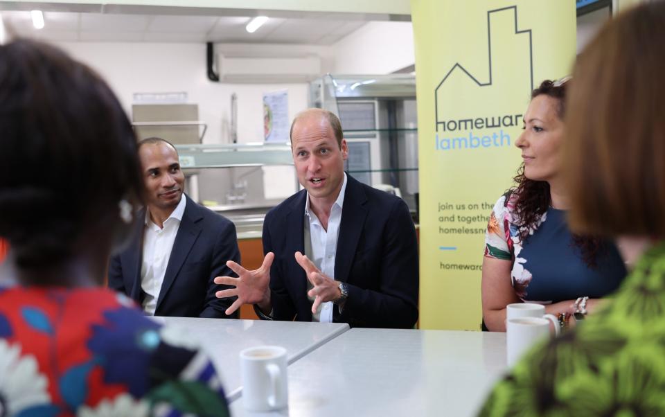 Le prince de Galles visitant le Mosaic Clubhouse à Brixton, dans le sud de Londres, qui soutient les personnes ayant des problèmes de santé mentale