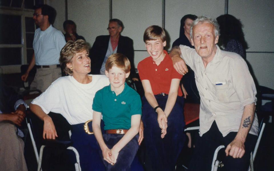 Diana, princesse de Galles, lors d'une visite à l'association caritative pour les sans-abri, The Passage, avec les princes William et Harry au début des années 1990