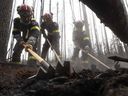Des pompiers français aident à combattre les incendies au Québec ce mois-ci.  Plusieurs mineurs ont dû arrêter leurs opérations alors que le Canada était aux prises avec l'un des pires débuts de sa saison des incendies de forêt.