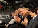 Le premier ministre Justin Trudeau et le premier ministre de l'Ontario Doug Ford lors d'une annonce concernant une usine de batteries de véhicules électriques Volkswagen à St. Thomas, en Ontario.