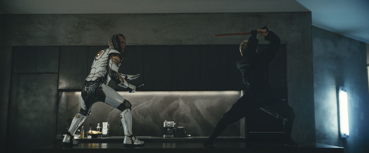 Le héros (Walton Goggins) combat quelqu'un habillé comme un ninja avec une épée dans une image de I'm a Virgo