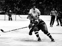 Henri Richard des Canadiens s'en prend à la rondelle contre les Bruins de Boston.  Richard était un joueur offensif habile, pas le type normalement associé à CTE, mais il a joué sans casque, note l'ancien Canadien Guy Carbonneau.  