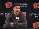 Mikael Backlund des Flames de Calgary s'entretient avec les médias au Scotiabank Saddledome le vendredi 14 avril 2023. Azin Ghaffari/Postmedia