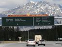 Un panneau pour le parc national de Banff à la porte est.