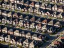 Maisons à Toronto.  Les frais d'intérêt hypothécaires ont bondi de 29,9 % en mai par rapport à il y a un an.