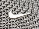 Le logo Nike est suspendu au-dessus de l'entrée du magasin Nike le 21 décembre 2021 à Miami Beach, en Floride.   