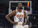 L'attaquant des Phoenix Suns, Kevin Durant, marche sur le terrain lors de la première moitié du match 3 d'une série éliminatoire de basket-ball NBA de premier tour contre les Los Angeles Clippers à Los Angeles, le jeudi 20 avril 2023. 