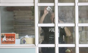 Police judiciaire de Toronto Dét.-Const.  Rhonda Haley prend des images après qu'une balle a percé une fenêtre à la garderie St. Lawrence Co-Op sur Market St. le mardi 27 juin 2023. JACK BOLAND / TORONTO SUN