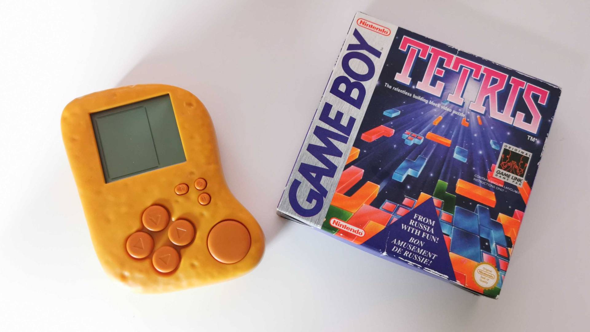 Ordinateur de poche Mcnugget à côté d'une copie de Tetris pour Game Boy