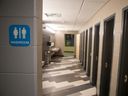 Une nouvelle salle de bain non sexiste à la suite d'une grande réouverture et d'une cérémonie commémorative à l'école secondaire Dene à La Loche, SK, le vendredi 18 janvier 2019.