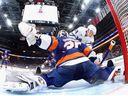 Ilya Sorokin des Islanders de New York effectue un arrêt en deuxième période sur David Kampf des Maple Leafs de Toronto à l'UBS Arena le 21 mars 2023 à Elmont, New York. 