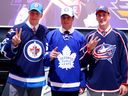 De gauche à droite : Patrik Laine des Winnpeg Jets, Auston Matthews des Maple Leafs de Toronto et Pierre-Luc Dubois des Blue Jackets de Columbus en 2016.