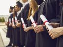 Selon un expert, les nouveaux diplômés devraient se fixer comme objectif de payer leurs études sans s'endetter lourdement.