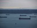 Des cargos sont à l'ancre dans la baie English, à Vancouver, le jeudi 20 février 2020. Le gouvernement fédéral a annoncé l'approbation d'un projet d'agrandissement du port à conteneurs à Roberts Bank, au sud de Vancouver. LA PRESSE CANADIENNE/Darryl Dyck