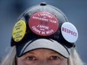 La travailleuse en grève de l'AFPC Sue Groult porte son cœur sur la tête lors d'un piquetage à Ottawa vendredi.