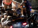Les restes d'une BMW sont vus après un violent accident à un seul véhicule sur l'autoroute.  427 bretelle de sortie en direction sud vers Dundas le lundi 13 février 2023. 