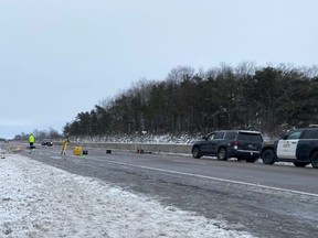 La Police provinciale de l'Ontario sur les lieux d'un accident qui a tué cinq personnes sur l'autoroute 401 près de Belleville le samedi 12 mars 2022.